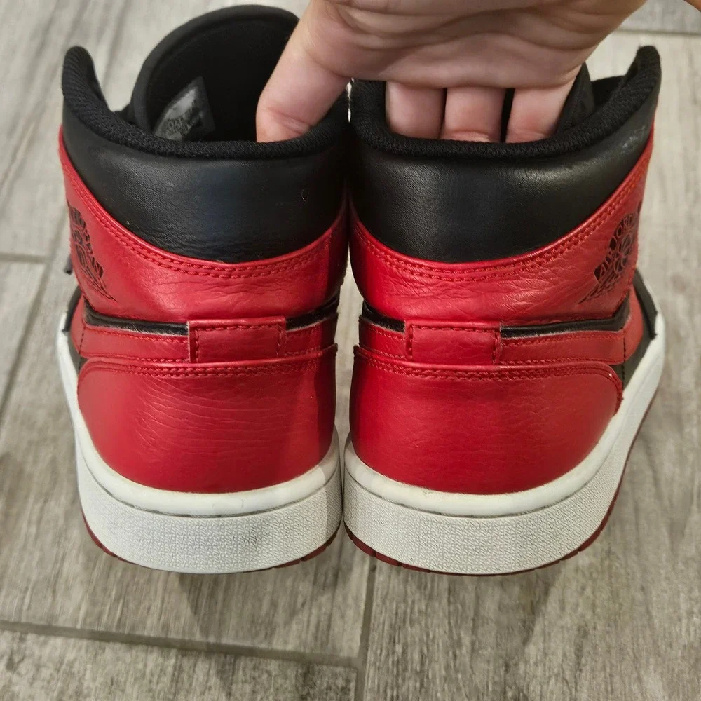 Jordan Air Jordan 1 Mid Mens 8.5 Black Red Banned Bred Leather‎ Sneakers